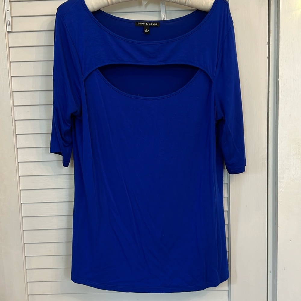 Cable and Gauge Women’s cut out 3/4 sleeve top